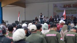 Bawaslu Tanah Datar menggelar apel patroli pengawasan masa tenang menjelang Pemilu 2024 di Lapangan Cindua Mato Batusangkar, Minggu (11/2/2024). (Diskominfo Tanah Datar)