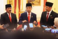 Presiden Jokowi bersama Menko Polhukam Hadi Tjahjanto dan Menteri ATR/Kepala BPN Agus Harimurti Yudhoyono, di Istana Negara, Jakarta, Rabu (21/02/2024). (Foto: Humas Setkab/Rahmat)