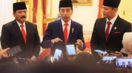Presiden Jokowi bersama Menko Polhukam Hadi Tjahjanto dan Menteri ATR/Kepala BPN Agus Harimurti Yudhoyono, di Istana Negara, Jakarta, Rabu (21/02/2024). (Foto: Humas Setkab/Rahmat)