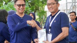 Wali Kota Padang Hendri Septa menerima penghargaan dari Menteri Kesehatan Budi Gunadi Sadikin di Jakarta. (Prokopim Padang)