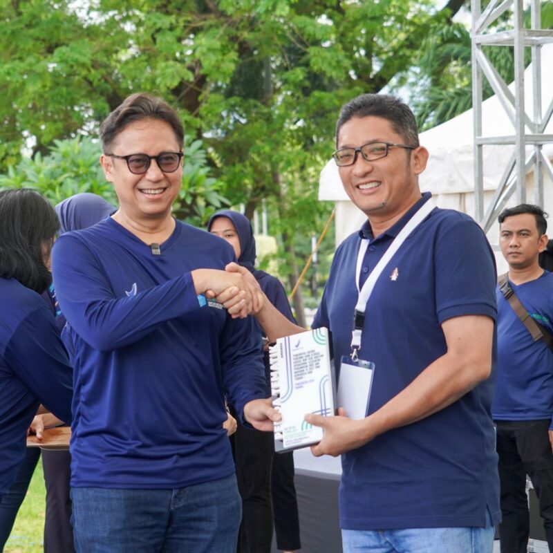 Wali Kota Padang Hendri Septa menerima penghargaan dari Menteri Kesehatan Budi Gunadi Sadikin di Jakarta. (Prokopim Padang)