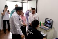 Wali Kota Padang Hendri Septa melihat proses screening pasien di Pustu Balai Kota Aie Pacah, Rabu (7/2/2024). (Prokopim Padang)