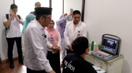 Wali Kota Padang Hendri Septa melihat proses screening pasien di Pustu Balai Kota Aie Pacah, Rabu (7/2/2024). (Prokopim Padang)