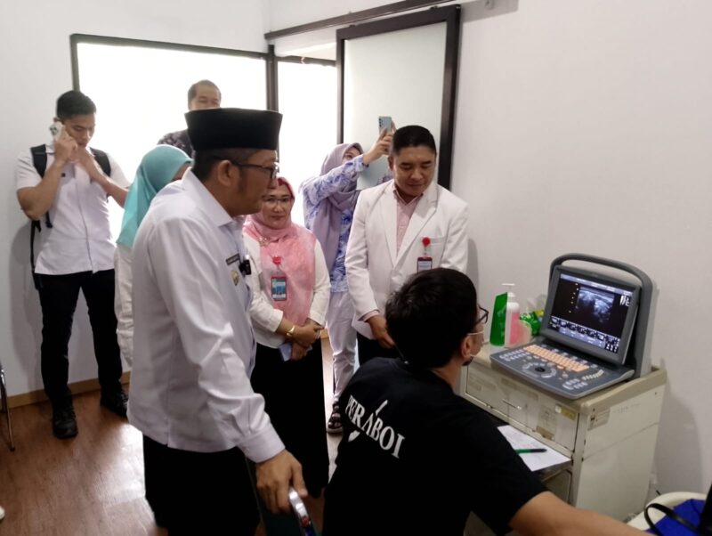 Wali Kota Padang Hendri Septa melihat proses screening pasien di Pustu Balai Kota Aie Pacah, Rabu (7/2/2024). (Prokopim Padang)