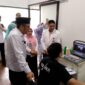 Wali Kota Padang Hendri Septa melihat proses screening pasien di Pustu Balai Kota Aie Pacah, Rabu (7/2/2024). (Prokopim Padang)