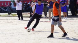Wawako Padang Ekos Albar mencetak hatrick saat menumbangkan Tim Satpol PP Padang dalam turnamen praja mini soccer di Lapangan Pamong Praja, Kamis (8/2/2024). (Dok Satpol PP Padang)