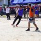 Wawako Padang Ekos Albar mencetak hatrick saat menumbangkan Tim Satpol PP Padang dalam turnamen praja mini soccer di Lapangan Pamong Praja, Kamis (8/2/2024). (Dok Satpol PP Padang)