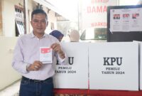 Wawako Padang Ekos Albar menggunakan hak pilihnya di TPS 10 Kelurahan Olo, Kecamatan Padang Barat pada Rabu (14/2/2024). (Prokopim Padang)