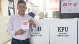 Wawako Padang Ekos Albar menggunakan hak pilihnya di TPS 10 Kelurahan Olo, Kecamatan Padang Barat pada Rabu (14/2/2024). (Prokopim Padang)