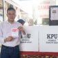 Wawako Padang Ekos Albar menggunakan hak pilihnya di TPS 10 Kelurahan Olo, Kecamatan Padang Barat pada Rabu (14/2/2024). (Prokopim Padang)