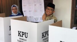 Wali Kota Padang Hendri Septa mencoblos di TPS 08 Kelurahan Ulak Karang Utara Kecamatan Padang Utara, Rabu (14/2/2024). (Dok. Prokopim Padang)