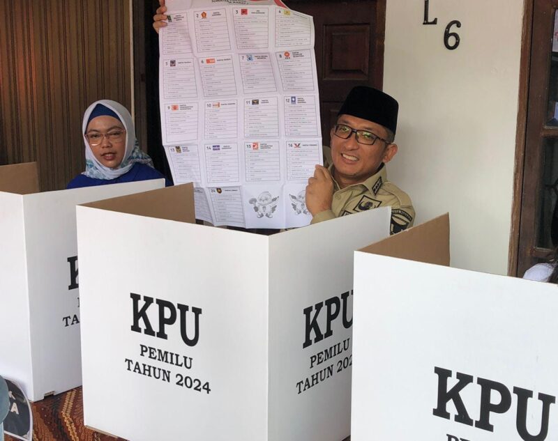 Wali Kota Padang Hendri Septa mencoblos di TPS 08 Kelurahan Ulak Karang Utara Kecamatan Padang Utara, Rabu (14/2/2024). (Dok. Prokopim Padang)