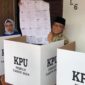 Wali Kota Padang Hendri Septa mencoblos di TPS 08 Kelurahan Ulak Karang Utara Kecamatan Padang Utara, Rabu (14/2/2024). (Dok. Prokopim Padang)
