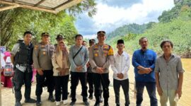 Kapolres Solok Selatan AKBP Arief Mukti Surya Adhi Sabhara dan rombongan meninjau TPS di Jorong Talantam Nagari Lubuk Ulang Aling Selatan Kabupaten Solok Selatan. (Humas Polres Solsel)