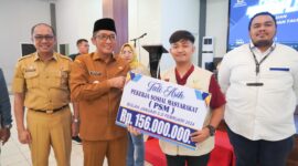 Wali Kota Padang Hendri Septa menyerahkan secara simbolis uang tali asih kepada perwakilan PSM, Senin (12/2/2024). (Dok Prokopim Padang)