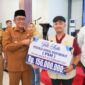 Wali Kota Padang Hendri Septa menyerahkan secara simbolis uang tali asih kepada perwakilan PSM, Senin (12/2/2024). (Dok Prokopim Padang)