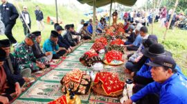 Bupati Tanah Datar Eka Putra menutup pacu jawi di Sawah Banda Bawah, Jorong Monas, Nagari Sawah Tangah, Kecamatan Pariangan, Sabtu (3/2/2024). (Prokopim Pemkab Tanah Datar)