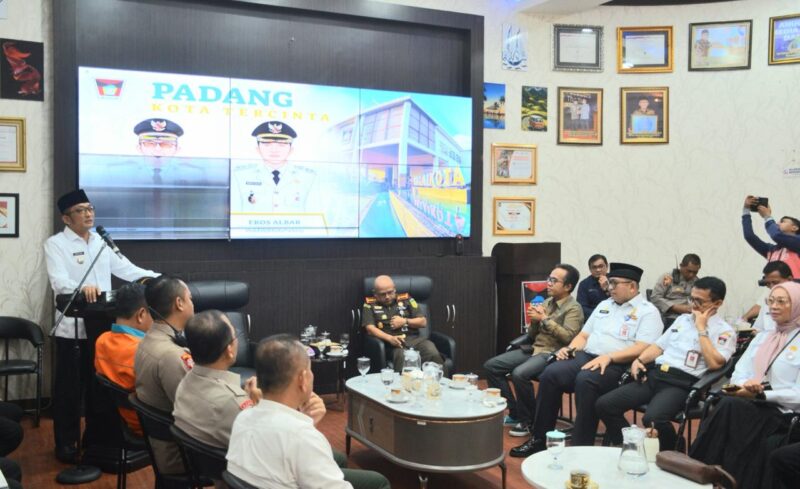 Rapat koordinasi persiapan penyelenggaraan Pemilu 2024 di Lounge Balai Kota Padang Aie Pacah, Rabu (7/2/2024). (Prokopim Padang)