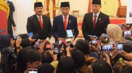 Presiden Jokowi bersama Menko Polhukam Hadi Tjahjanto dan Menteri ATR/Kepala BPN Agus Harimurti Yudhoyono, di Istana Negara, Jakarta, Rabu (21/2/2024). (Foto: Humas Setkab/Rahmat)