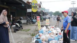 Pj. Wako Payakumbuh Jasman masih menemukan tumpukan sampah di beberapa titik, bahkan di tempat yang sudah dilarang. (Humas Pemko Payakumbuh)