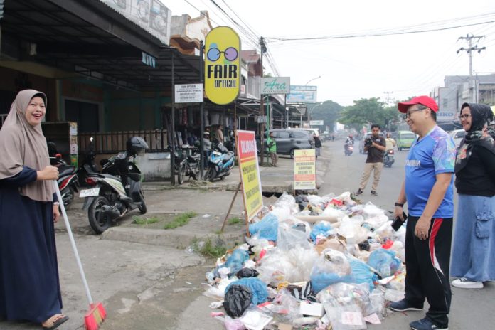Pj. Wako Payakumbuh Jasman masih menemukan tumpukan sampah di beberapa titik, bahkan di tempat yang sudah dilarang. (Humas Pemko Payakumbuh)