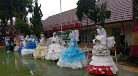 Fashion show dengan kostum dari barang bekas. (Diskominfo Padang Panjang)