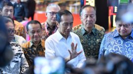 Presiden Jokowi memberikan keterangan pers usai membuka pameran otomotif IIMS 2024, di JI-Expo Kemayoran, Jakarta, Kamis (15/2/2024). (Humas Setkab/Jay)