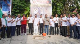 Peletakan batu pertama pembangunan lapangan mini soccer di Pantai Padang. (Prokopim Padang)
