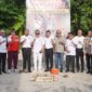 Peletakan batu pertama pembangunan lapangan mini soccer di Pantai Padang. (Prokopim Padang)