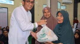 Wali Kota Padang Hendri Septa menyerahkan secara simbolis sembako kepada warga.