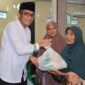 Wali Kota Padang Hendri Septa menyerahkan secara simbolis sembako kepada warga.
