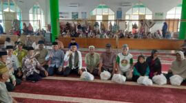 Wali Kota Padang Hendri Septa saat penyerahan sembako di Masjid Al Jihad, Jalan Durian Tigo Batang, Kelurahan Korong Gadang, Kecamatan Kuranji, Rabu (27/3/2024).