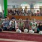 Wali Kota Padang Hendri Septa saat penyerahan sembako di Masjid Al Jihad, Jalan Durian Tigo Batang, Kelurahan Korong Gadang, Kecamatan Kuranji, Rabu (27/3/2024).