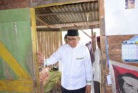 Wali Kota Padang Hendri Septa mengunjungi kediaman Rita Yuliana di kawasan Piai Tangah, Kelurahan Piai Tangah, Kecamatan Pauh, Jumat (29/3/2024).