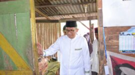 Wali Kota Padang Hendri Septa mengunjungi kediaman Rita Yuliana di kawasan Piai Tangah, Kelurahan Piai Tangah, Kecamatan Pauh, Jumat (29/3/2024).