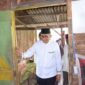 Wali Kota Padang Hendri Septa mengunjungi kediaman Rita Yuliana di kawasan Piai Tangah, Kelurahan Piai Tangah, Kecamatan Pauh, Jumat (29/3/2024).