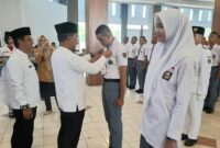 Kepala Disdik Sumbar Barlius didampingi Kepala Badan Kesbangpol Padang Tarmizi Ismail memasangkan kokarde kepada peserta seleksi Paskibraka Kota Padang Tahun 2024, Jumat (1/3/2024).
