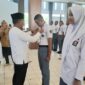 Kepala Disdik Sumbar Barlius didampingi Kepala Badan Kesbangpol Padang Tarmizi Ismail memasangkan kokarde kepada peserta seleksi Paskibraka Kota Padang Tahun 2024, Jumat (1/3/2024).