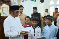 Wali Kota Padang Hendri Septa saat kunjungan safari subuh Ramadhan 1445 H/2024, di Masjid Al Muhajirin, Perumahan Pasir Putih, Kelurahan Bungo Pasang, Kecamatan Koto Tangah, Selasa (12/3/2024). (Foto: Prokopim Padang)