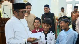 Wali Kota Padang Hendri Septa saat kunjungan safari subuh Ramadhan 1445 H/2024, di Masjid Al Muhajirin, Perumahan Pasir Putih, Kelurahan Bungo Pasang, Kecamatan Koto Tangah, Selasa (12/3/2024). (Foto: Prokopim Padang)