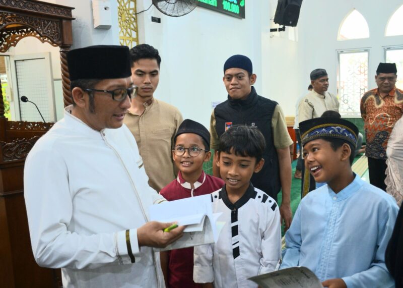 Wali Kota Padang Hendri Septa saat kunjungan safari subuh Ramadhan 1445 H/2024, di Masjid Al Muhajirin, Perumahan Pasir Putih, Kelurahan Bungo Pasang, Kecamatan Koto Tangah, Selasa (12/3/2024). (Foto: Prokopim Padang)