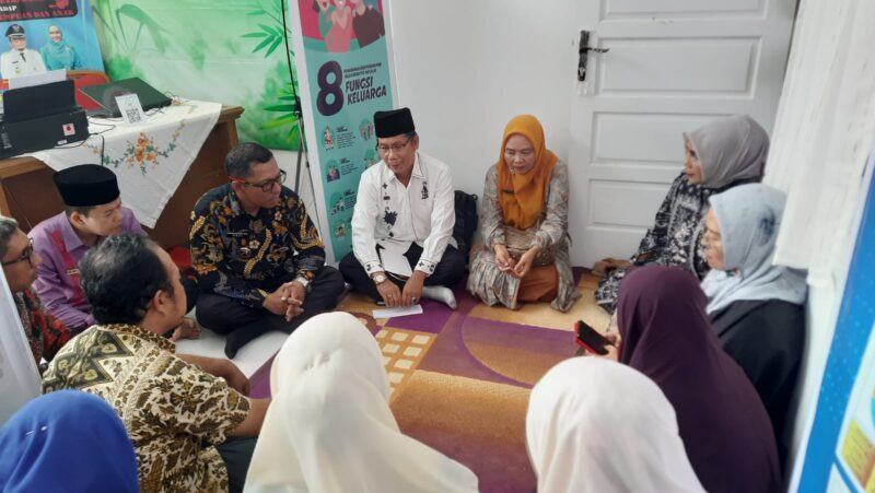 Tim Penilai Kampung KB Tingkat Sumbar melakukan penilaian di Kampung KB Mantap Kelurahan Kampung Lapai, Kecamatan Nanggalo, Kota Padang, Jumat (5/4/2024). 