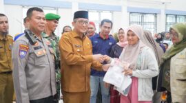 Wali Kota Padang Hendri Septa menyerahkan secara simbolis BST triwulan II kepada KPM di Gedung Balai Basuo Kantor Camat Lubuk Begalung, Selasa (16/4/2024). (Foto: Prokopim Padang)