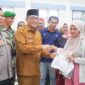 Wali Kota Padang Hendri Septa menyerahkan secara simbolis BST triwulan II kepada KPM di Gedung Balai Basuo Kantor Camat Lubuk Begalung, Selasa (16/4/2024). (Foto: Prokopim Padang)