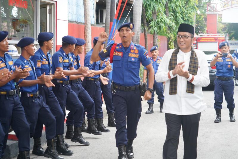 Wali Kota Padang Hendri Septa menghadiri buka puasa bersama keluarga besar Dinas Damkar Kota Padang, di Kantor Dinas Damkar setempat, Kamis (4/4/2024). (Foto: Prokopim Padang)