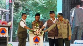 Menko PMK Muhadjir Effendy, Kepala BNPB Letjen TNI Suharyanto, Gubernur Sumbar Mahyeldi, Wali Kota Padang Hendri Septa menekan tombol mengawali latihan kebencanaan pada puncak kegiatan HKBN 2024, di Kota Padang, Jumat (26/4/2024). 