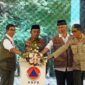 Menko PMK Muhadjir Effendy, Kepala BNPB Letjen TNI Suharyanto, Gubernur Sumbar Mahyeldi, Wali Kota Padang Hendri Septa menekan tombol mengawali latihan kebencanaan pada puncak kegiatan HKBN 2024, di Kota Padang, Jumat (26/4/2024). 
