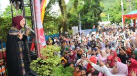Artis Minang Fauzana menghibur para pengunjung saat penutupan Festival Muaro Padang, Minggu (21/4/2024). (Foto: Prokopim Padang)