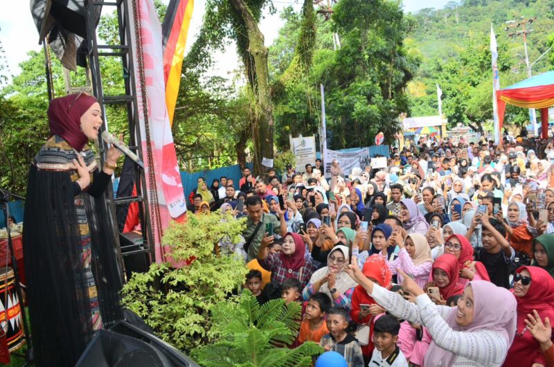 Artis Minang Fauzana menghibur para pengunjung saat penutupan Festival Muaro Padang, Minggu (21/4/2024). (Foto: Prokopim Padang)