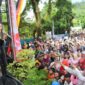 Artis Minang Fauzana menghibur para pengunjung saat penutupan Festival Muaro Padang, Minggu (21/4/2024). (Foto: Prokopim Padang)